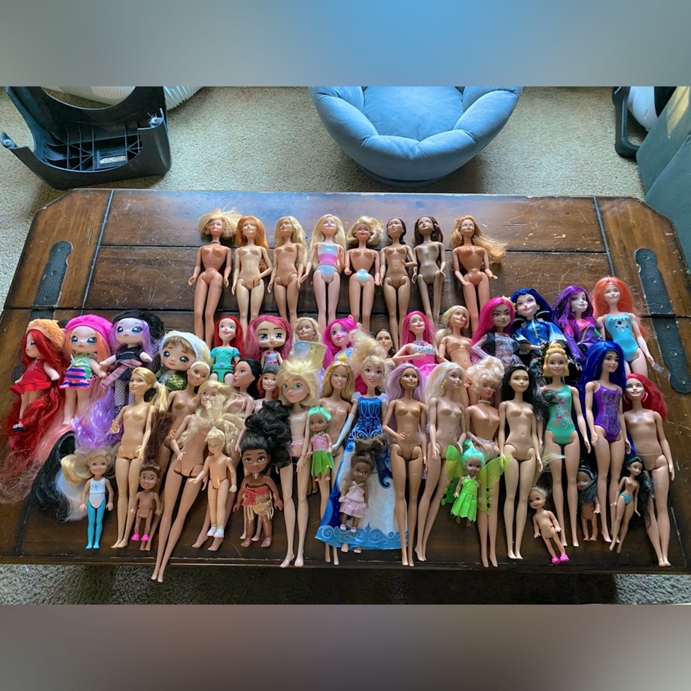 Lot of Barbie’s and some other dolls